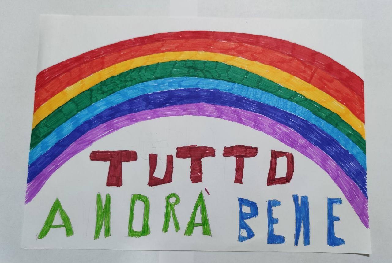 Una bella iniziativa da parte dei bambini: un arcobaleno con la scritta TUTTO ANDRA’ BENE